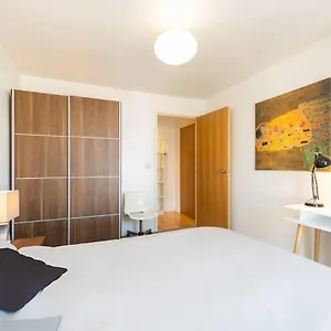 room-with-private-bathroom-in-a-modern-two-bedroom-two.cambridgehotelsuk.com/
